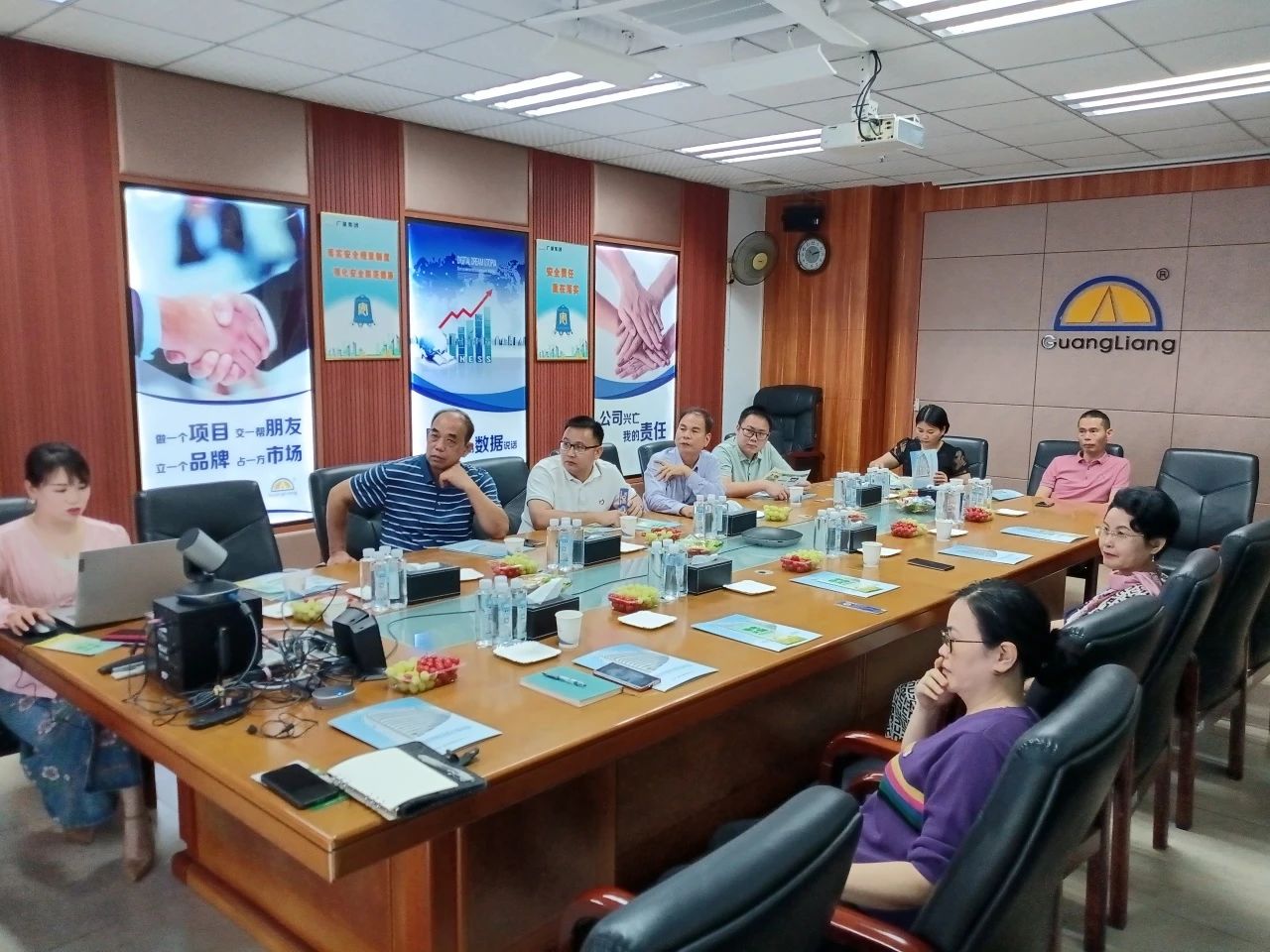 高州市根子镇政府党委及商会向导一行莅临1066vip威尼斯集团交流座谈同营生长