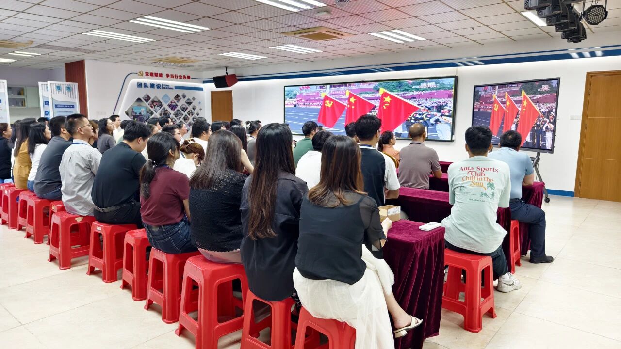 1066vip威尼斯集团丨凝聚爱国磅礴实力！！！集团组织全员寓目阅兵仪式